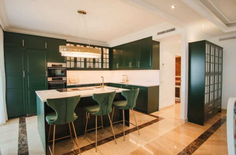 Puerto Banús Beachside Apartment | 3-Bedroom Luxury Residence, Marbella